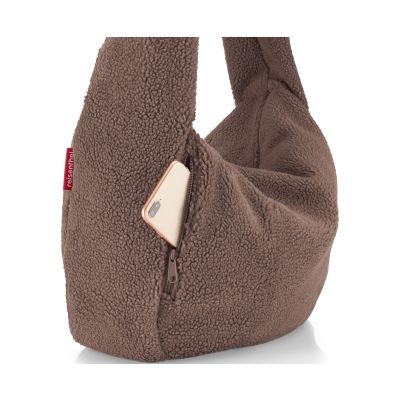 Schultertasche von Reisenthel, Modell Moonbag, in Schokoladenbraun aus Teddyfleece, Nahaufnahme der seitlichen Außentasche