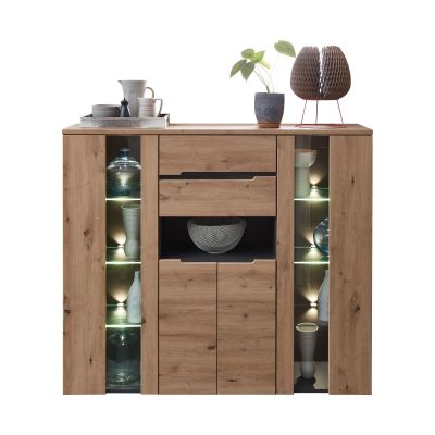 Holzsideboard mit zwei beleuchteten Glasfächern links und rechts, zwei Schubladen in der Mitte und Dekoration auf der Oberseite.