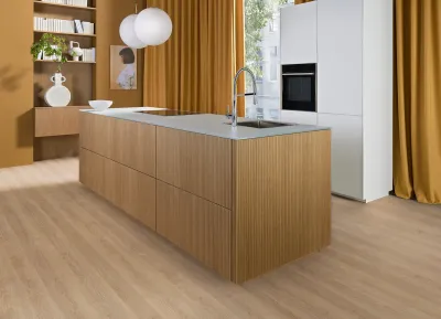 Seitliche Ansicht der Nolte Neo Küche neoLODGE mit gerillter Eiche, Diamantglas Arbeitsflächen und weißen Möbeln