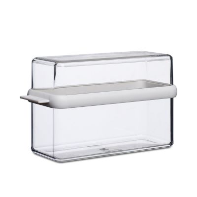 Leere, transparente Knäckebrotdose Stora, 1,6 Liter, mit rechteckigem Körper, hoher Haube und umlaufendem weißem Griffrahmen.