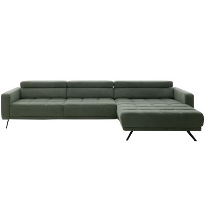 modernes grünes Ecksofa Interliving 4303 mit linker Recamiere, gesteppter Sitzfläche und schwarzen Metallfüßen freigestellt