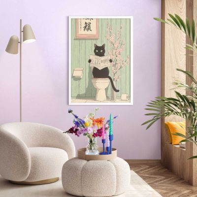 Das Wandbild „Japandi Toilet Cat“ in Grün, 50 × 70 cm, hängt in einem eingerichteten Wohnraum und zeigt die Größenwirkung an der Wand.