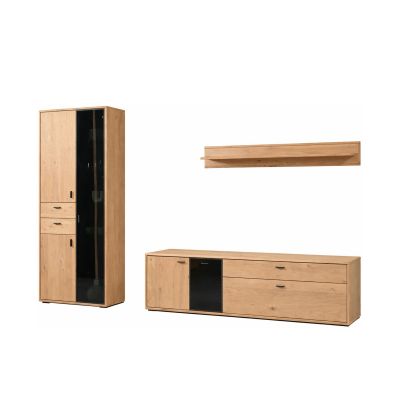 Interliving 2024 Wohnkombination mit Vitrine, TV-Element und Wandboard in Eiche mit schwarzen Glaselementen, freigestellt vor hellem Hintergrund