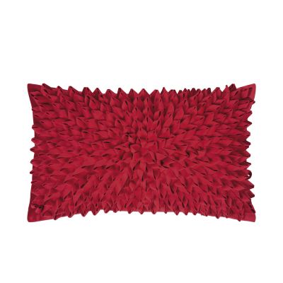 Rote Kissenhülle Sentiment, 30 × 50 cm, mit dicht gesetzten dreidimensionalen Stoffelementen in Blütenoptik.