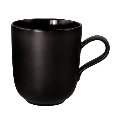 Seitenansicht: Becher in Mattschwarz. Erkennbar: hoch und leicht konisch mit Henkel.