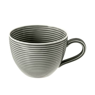 Tasse in Dunkelgrau. bauchig mit waagerechter Rillenstruktur und Henkel. Ansicht: schräge Ansicht mit Henkel.