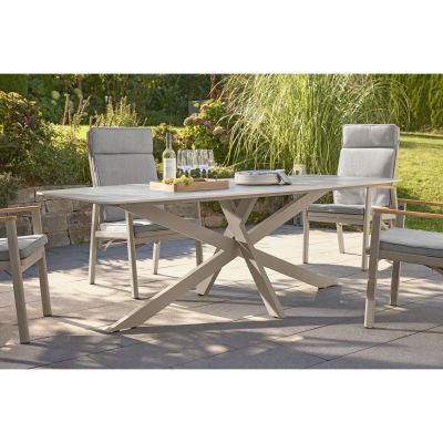Gartentisch mit mehreren Gartenstühlen auf einer Terrasse