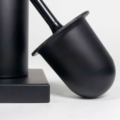 Detailaufnahme des mattschwarzen Bürstenbehälters mit schräg eingesetztem Bürstenstiel neben der rechteckigen Standplatte