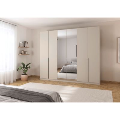 Champagnerfarbener Kleiderschrank mit Spiegeltüren in einem hellen Schlafzimmer mit Holzfußboden und moderner Einrichtung