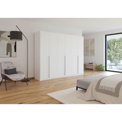 Weißer sechstüriger Kleiderschrank in einem hell eingerichteten Schlafzimmer mit Holzfußboden