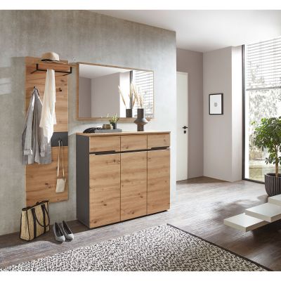 Heller Flur mit großem Fenster, Holz-Wandpaneel mit Haken und breiter Kommode, daneben Pflanzen und Wohnaccessoires.