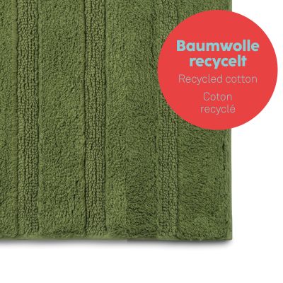 Vergrößerte Ansicht der moosgrünen Bademattenoberfläche mit länglichen Rippen und rotem Hinweisfeld zum Baumwollmaterial