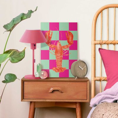 Das Wandbild „Lobster Checkers“ in Orange, 20 × 30 cm, hängt in einem eingerichteten Wohnraum und zeigt die Größenwirkung an der Wand.