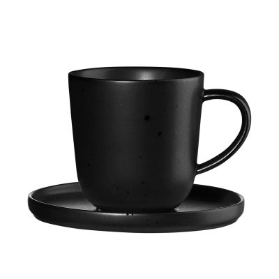 Espressotasse mit Unterteller der Serie Coppa, Farbe Schwarz matt, freigestellt auf hellem Hintergrund.
