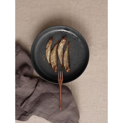 Dessertteller der Serie Coppa, Farbe Schwarz matt in einer gedeckten Tischszene mit weiterem Geschirr.