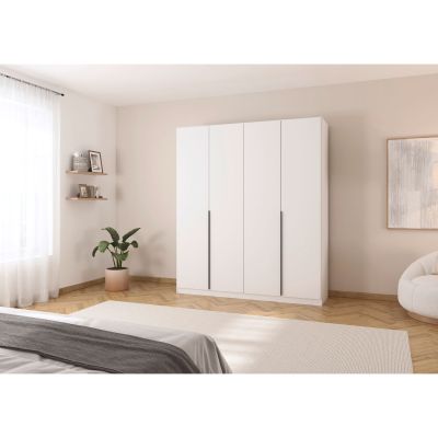 Weißer 4-türiger Kleiderschrank mit Griffleisten in hellem Schlafzimmer mit Bett, Pflanze und Holzfußboden