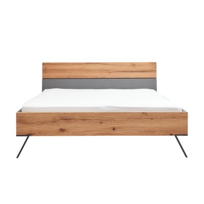 Interliving 1025 Doppelbett mit Holzoptik an Kopfteil und Fußteil, grauer Rahmen und schräg stehende Metallfüße in der Frontansicht