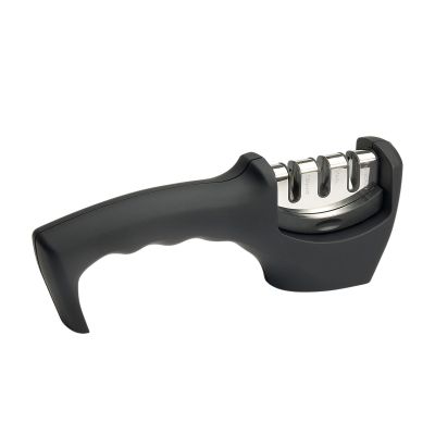Schärfer f.Keramik/Stahlmesser Küchenchef: schwarzer Hand-Messerschärfer mit ergonomischem Griff und drei metallischen Schärfschlitzen.