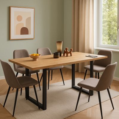 Holz-Esstisch mit schwarzem Metallgestell, umgeben von fünf gepolsterten Stühlen in Beige. Auf dem Tisch stehen eine Vase, Dekoration und eine Schale mit Orangen.