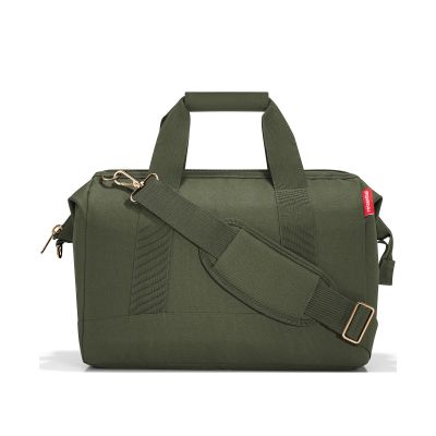 Reisetasche von Reisenthel, Modell Allrounder M, in Olivgrün mit goldfarbenen Beschlägen, frontal mit Tragegriffen und abnehmbarem Schultergurt