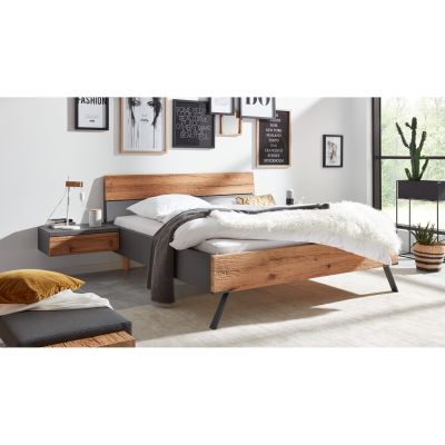 Interliving 1025 Doppelbett mit Holzoptik und grauem Rahmen in einem modern eingerichteten Schlafzimmer mit Nachttisch und Wandbildern