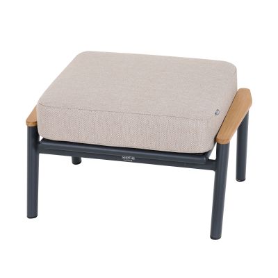 Quadratischer Gartenhocker mit beigem Sitzpolster, grauem Metallgestell und seitlichen Akzenten in Holzoptik.