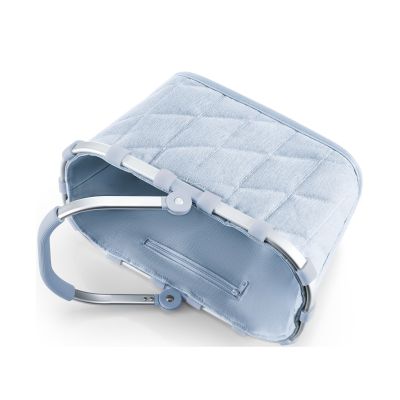 Reisenthel carrybag XS in rhombus denim in schräger Draufsicht mit sichtbarer Korböffnung und umgelegtem Tragegriff