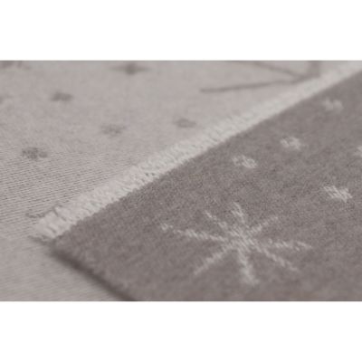 Detail einer Ecke der Babydecke Universe taupe mit hellem Sternmotiv und schmal eingefasstem Rand.