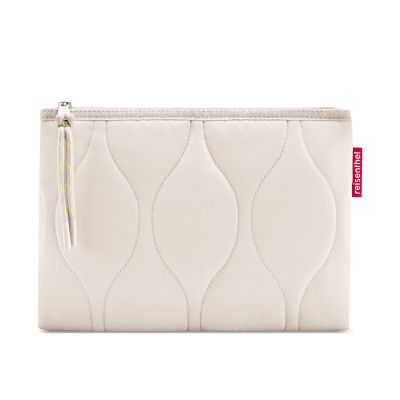 Reißverschlusstasche von Reisenthel, Modell Case 1, in hellem Steinbeige mit Steppstruktur, frontal mit geschlossenem Reißverschluss