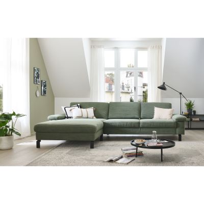 Ecksofa mit rechter Ottomane in einem hellen Wohnraum mit Teppich und Couchtisch