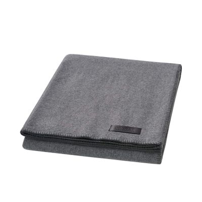 Decke Proflax Fleece in Grau, 160 × 200 cm, sauber gefaltet mit sichtbarer Ziernaht am Rand und kleinem Textillabel.
