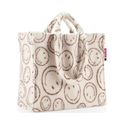 Shopper von Reisenthel, Modell Softshopper, in Creme und Braun mit Smiley-Muster aus Teddyfleece, von der Seite mit sichtbarem Taschenvolumen