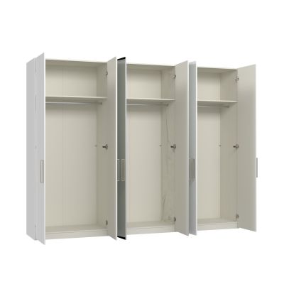 Drehtürenschrank mit geöffneten Türen und sichtbarem Innenraum mit Fachböden und Kleiderstangen