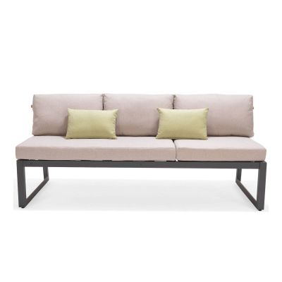 Dreisitziges Gartensofa mit beigen Polstern und zwei grünen Zierkissen auf schwarzem Metallrahmen.