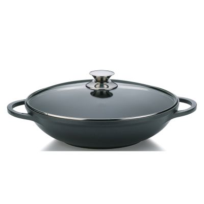 Schwarzer Wok mit zwei seitlichen Griffen und Glasdeckel vor hellem Hintergrund