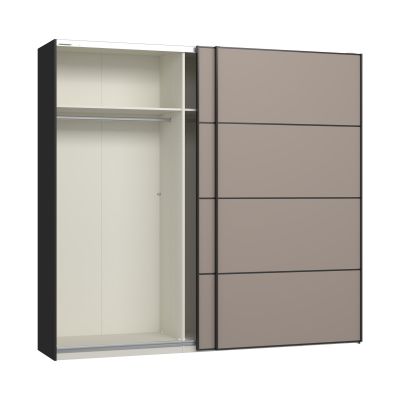 Schwebetürenschrank mit geöffneter linker Schiebetür und sichtbarem Innenraum mit Fachboden und Kleiderstange
