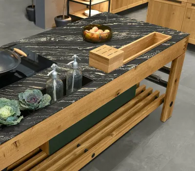 Schwarze Arbeitsplatte in Marmoroptik mit funktionalen Vertiefungen für Küchenzubehör in der Decker Bergamo Küche.