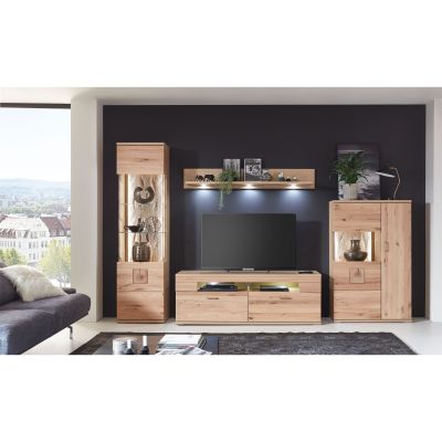 Wohnkombination in Holzoptik mit Fernseher Schränken und Regalelementen vor einer dunklen Wand in einem Wohnzimmer