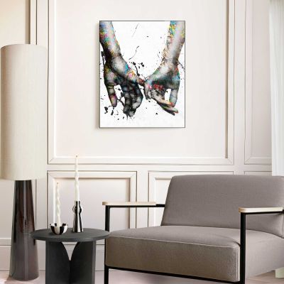 Das Wandbild „Pinkies Colour“ in Mehrfarbig, 40 × 50 cm, hängt in einem eingerichteten Wohnraum und zeigt die Größenwirkung an der Wand.