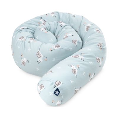 Zusammengerollte blaue Baby Bettschlange mit kleinen Tiermotiven auf weißem Hintergrund