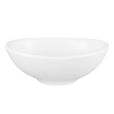 Schale in Weiß. oval, kompakt und weich gerundet. Ansicht: schräge Ansicht von vorn.
