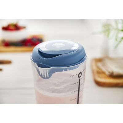 Transparenter Messbecher mit blauem Deckel und integrierter Ausgussöffnung