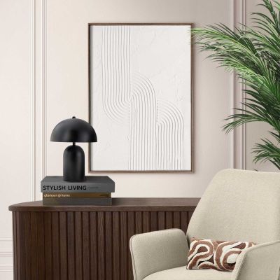 Das Wandbild „Knot“ in Weiß, 50 × 70 cm, hängt in einem eingerichteten Wohnraum und zeigt die Größenwirkung an der Wand.