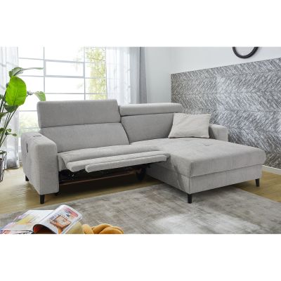 Modernes Ecksofa mit ausgefahrener Relaxfunktion und Ottomane in heller Wohnzimmereinrichtung
