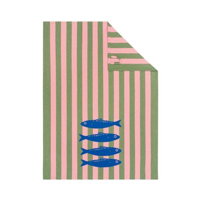 Geschirrtuch mit rosa und olivgrünen Längsstreifen sowie vier blauen Fischmotiven; die obere Ecke ist umgelegt.