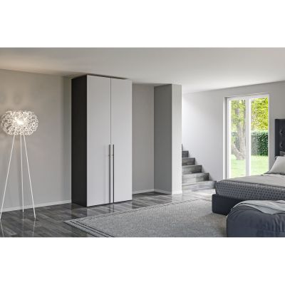 Zweitüriger Kleiderschrank in einem Schlafzimmer mit seitlichem Lichteinfall