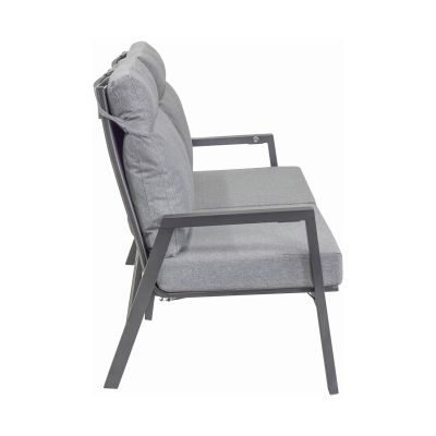 Gartensofa mit Armlehnen in seitlicher Ansicht vor weißem Hintergrund