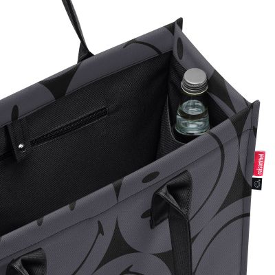 Shopper von Reisenthel, Modell Daily Shopper, in Grau mit großflächigem Smiley-Muster, von oben geöffnet mit Innenfächern und eingesetzter Getränkeflasche.