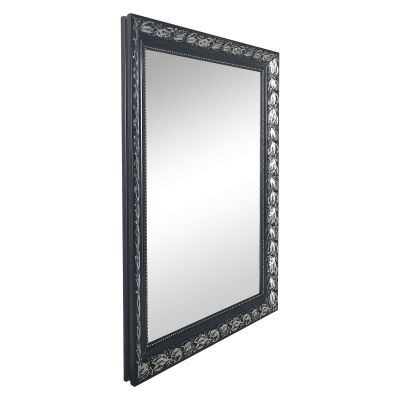 Spiegel Sonja in Schwarz-Silber, freigestellt in vollständiger Ansicht; zu sehen ist die rechteckige Spiegelfläche mit ornamentiertem Rahmen; Maße ca. 55 x 70 x 3,5 cm.