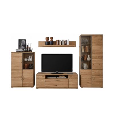 Moderne Wohnkombination aus Holz mit TV-Lowboard, zwei Vitrinen und Wandregalen auf weißem Hintergrund